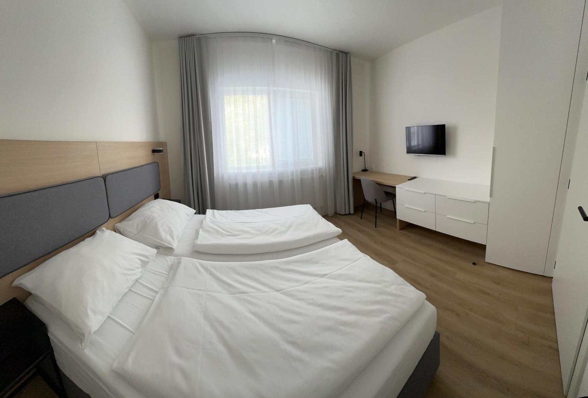 Hotel Kapitol Мост Экстерьер фото