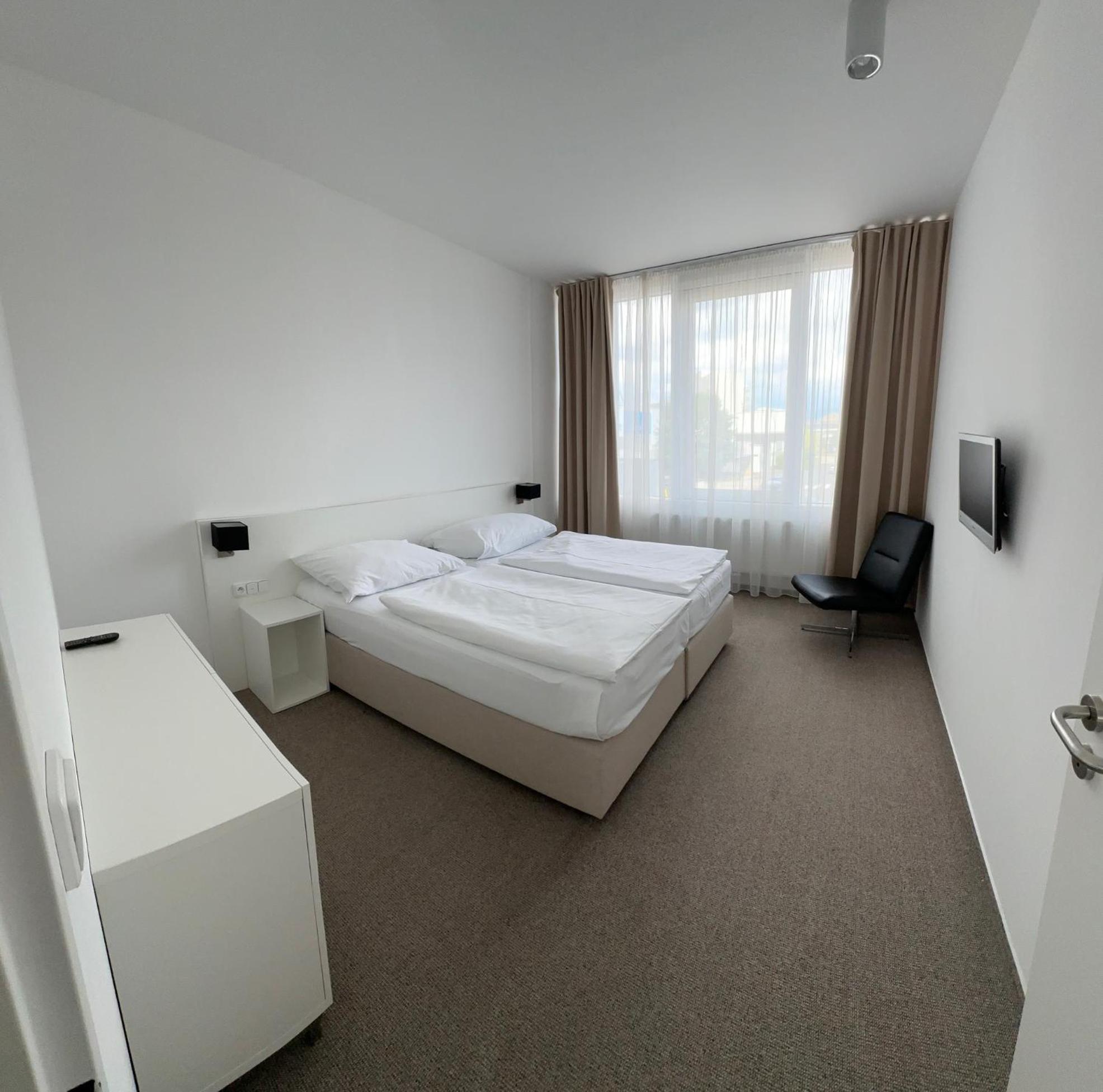 Hotel Kapitol Мост Экстерьер фото