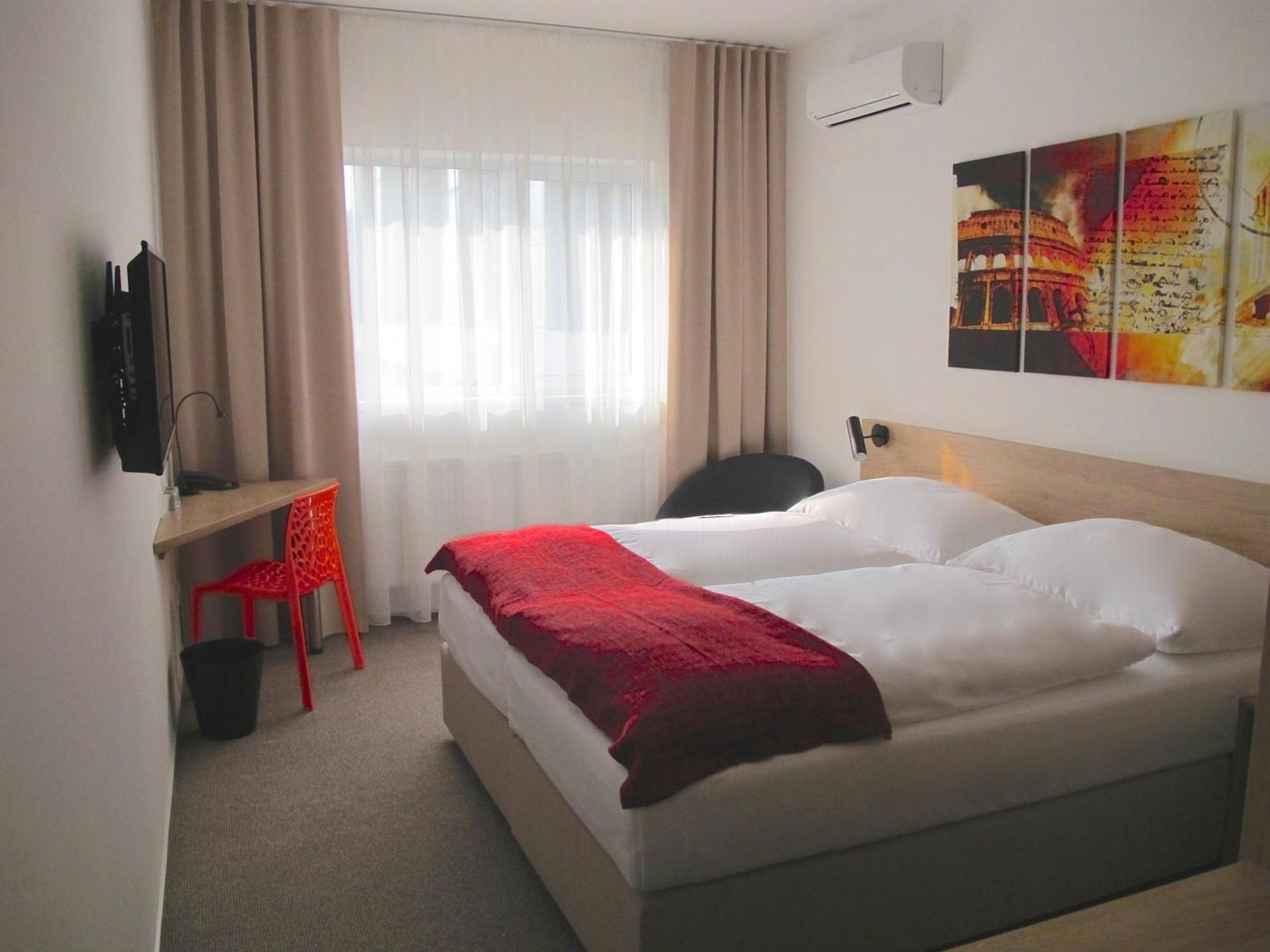 Hotel Kapitol Мост Экстерьер фото